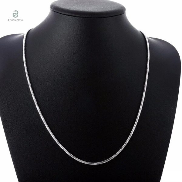 Bijou en maille serpent pour un look élégant