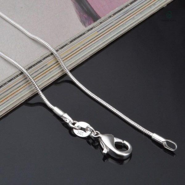 Collier serpent sophistiqué, parfait pour toutes occasions