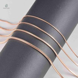 Accessoire chic motif serpent