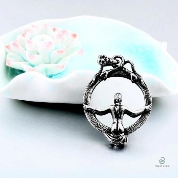 Collier serpent avec effet miroir captivant