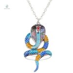 Collier serpent stylisé aux couleurs vibrantes et accrocheuses