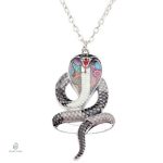 Collier serpent au look moderne et artistique avec motifs colorés