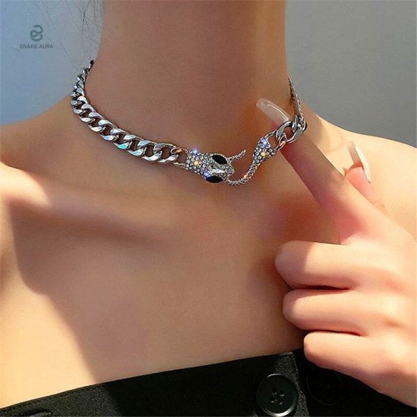 Accessoire mode serpent pour femme en grosse maille