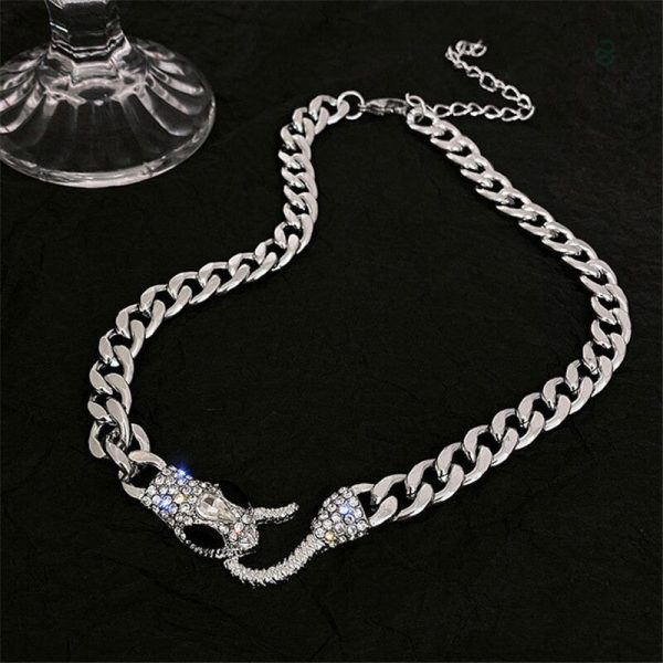 Bijou ras de cou serpent en maille large élégante
