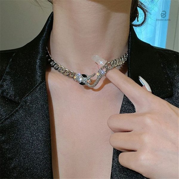 Collier en maille serpent pour un look audacieux