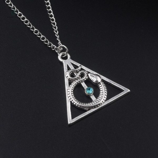 Réplique de serpent en collier, accessoire captivant pour les passionnés