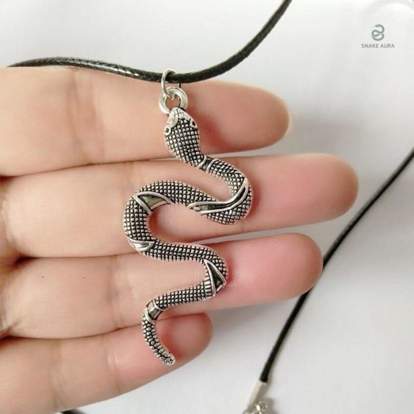 Accessoire serpent en acier au design antique unique