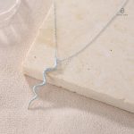Bijou serpent en argent, design élégant et moderne