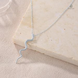 Bijou serpent en argent, design élégant et moderne