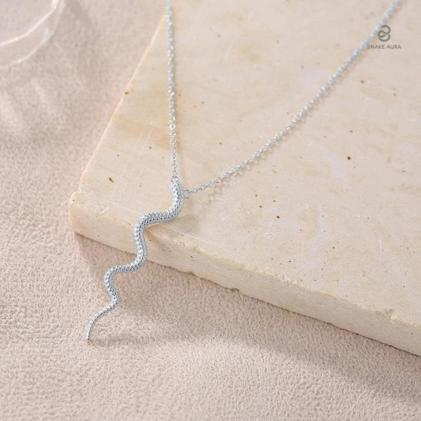 Bijou serpent en argent, design élégant et moderne