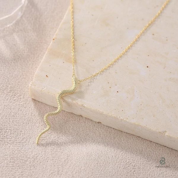 Bijou argent serpent, laqué et brillant pour un effet luxe