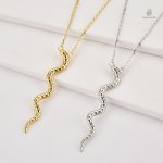 Collier serpent argent avec design enroulé