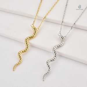 Collier serpent argent avec design enroulé