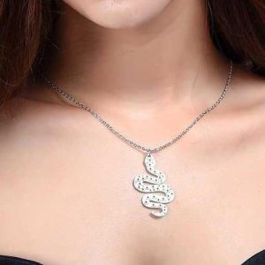 Chic collier serpent en argent avec pendentif berloque