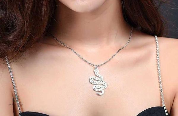 Chic collier serpent en argent avec pendentif berloque