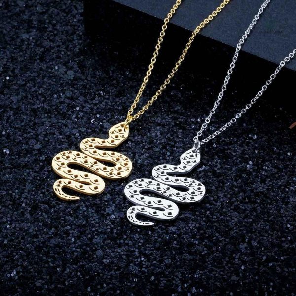 Berloque serpent doré sur collier fin