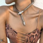 Collier serpent chic et tendance en design moderne