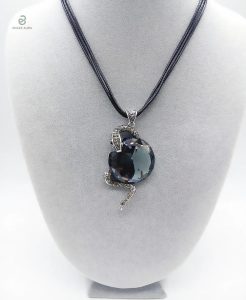 Bijou serpent élégant en cristal noir