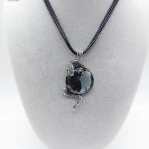 Bijou serpent élégant en cristal noir