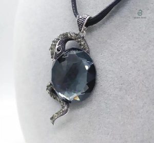 Collier en forme de serpent avec finition noire