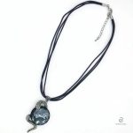Collier serpent chic avec éclat noir subtil