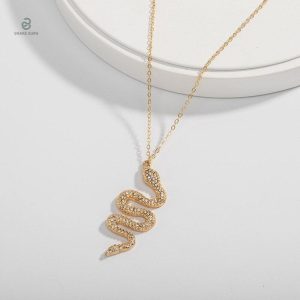 Bijou serpent en or, orné de diamants élégants