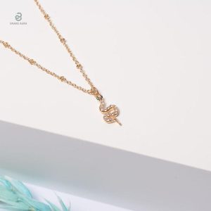 Collier en forme de serpent, doré et orné d'un diamant