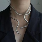 Collier serpent enroulé argenté élégant pour un look unique