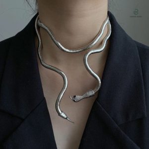 Collier serpent enroulé argenté élégant pour un look unique