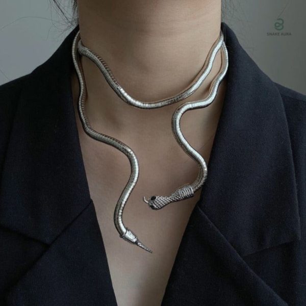 Collier serpent enroulé argenté élégant pour un look unique