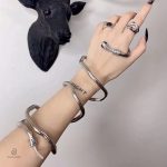 Collier serpent argenté, design enroulé tendance à porter