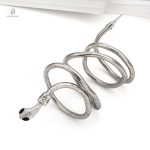 Accessoire serpent en argent, parfait pour compléter une tenue