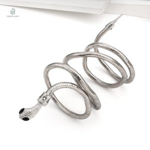 Accessoire serpent en argent, parfait pour compléter une tenue