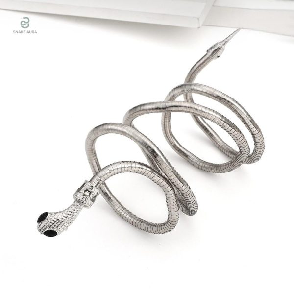 Accessoire serpent en argent, parfait pour compléter une tenue