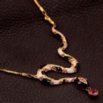 Collier serpent femme, accessoire tendance et chic