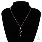 Collier serpent fin avec design unique pour femme