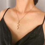 Collier serpent femme, accessoire mode subtil et chic