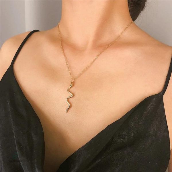 Collier serpent femme, accessoire mode subtil et chic