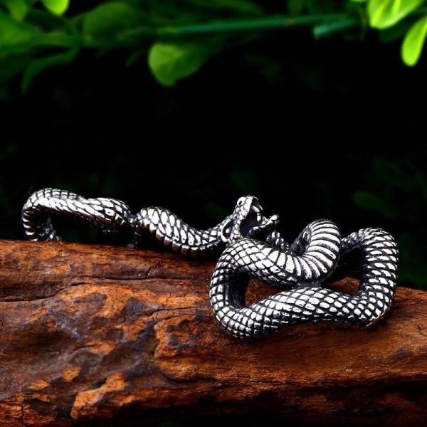 Collier serpent, un ajout audacieux à la collection masculine