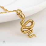 Collier serpent en or, design chic et moderne