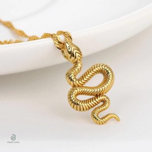 Collier serpent en or, design chic et moderne
