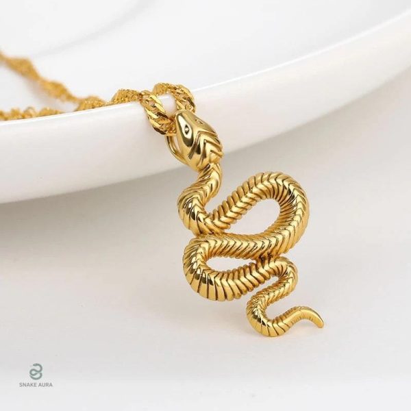 Collier serpent en or, design chic et moderne