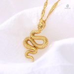 Élégant collier serpent en or, style intemporel et unique