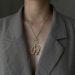 Bijou serpent en or pour un look féminin sophistiqué