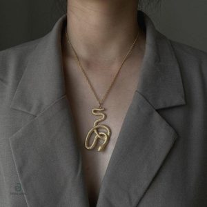 Bijou serpent en or pour un look féminin sophistiqué