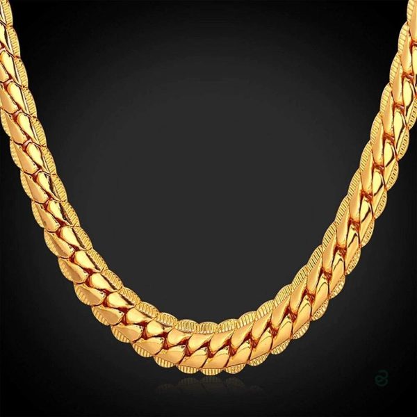 Bijou serpent doré, touche sophistiquée