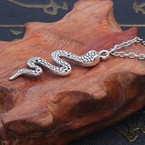 Collier serpent acier avec design audacieux et tendance