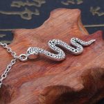 Bijou serpent en acier, look punk moderne et original