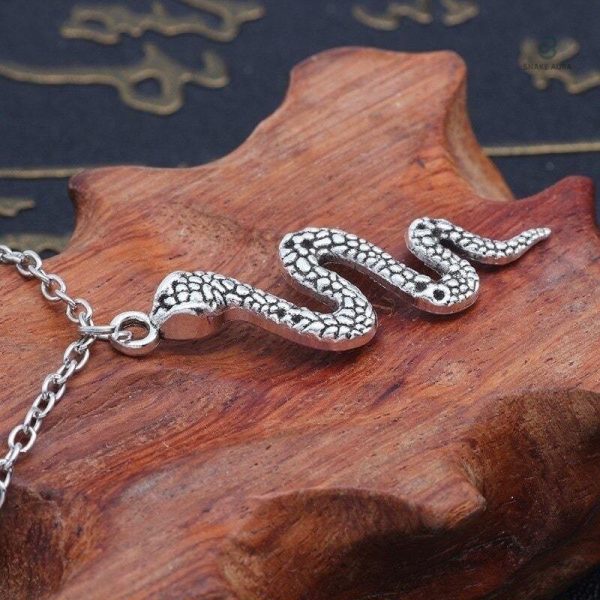 Bijou serpent en acier, look punk moderne et original