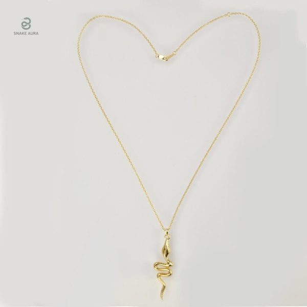 Accessoire serpent chic en argent, parfait pour toutes occasions